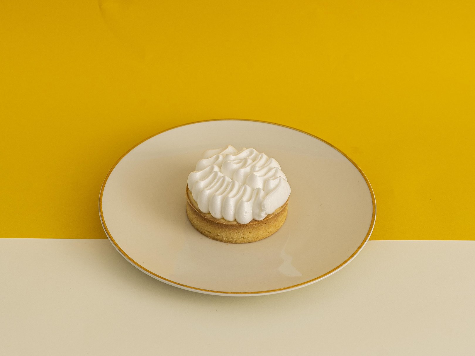 Tarte au citron meringuée sur fond jaune